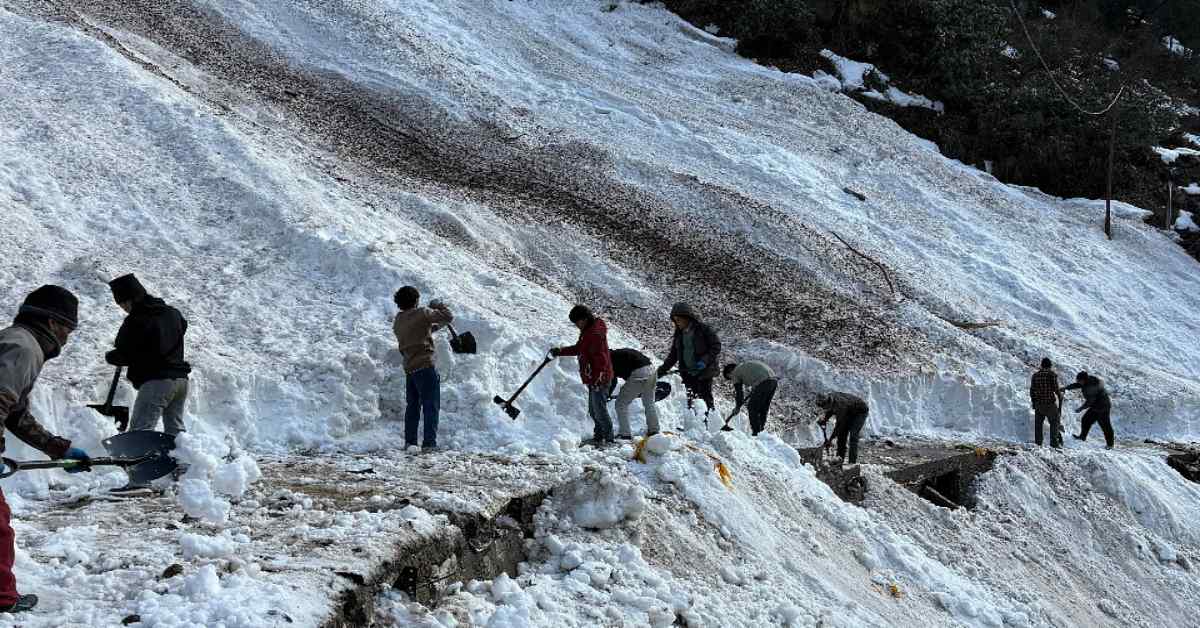 गौरीकुंड-केदारनाथ पैदल मार्ग पर आवाजाही मुश्किल, मजदूर बर्फ काटकर रास्ता बनाने में जुटे, देखें VIDEO