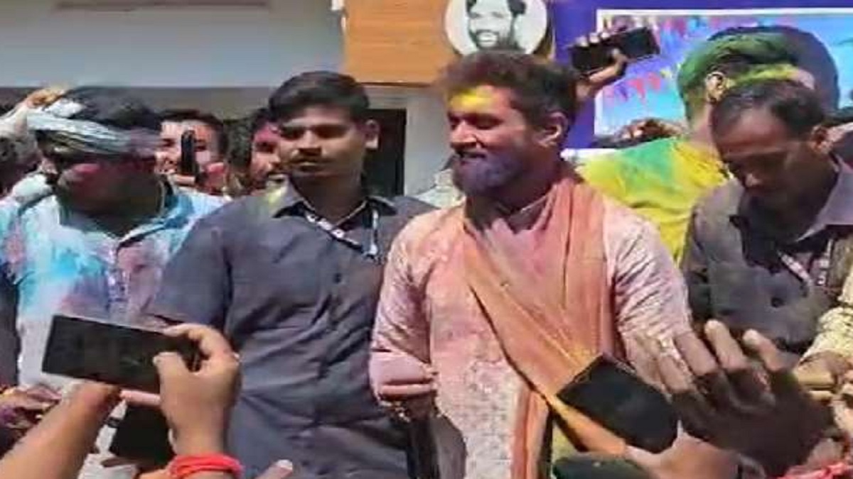 होली खेलने के दौरान चोटिल हुए चिराग पासवान, दाएं पैर में लगी चोट, कार्यक्रम को अधूरा छोड़कर निकले