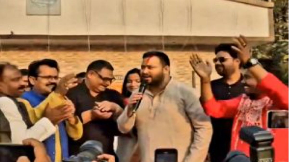 तेजस्वी यादव पर चढ़ा होली का खुमार, पिता लालू यादव के अंदाज में गाया होली गीत, VIDEO वायरल