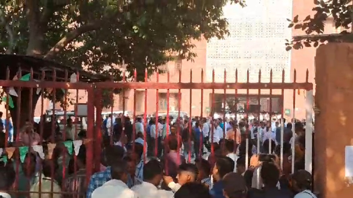 पटना सचिवालय में ब्रेन हैमरेज से कर्मचारी की मौत, साथियों ने किया जमकर हंगामा, एक महीने में 24 शो कॉज नोटिस मिलने से तनाव में था मृतक
