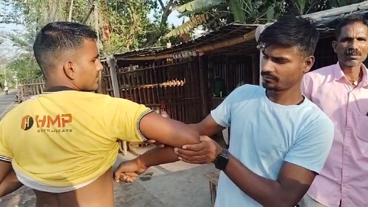 सहरसा: बेटे को किताब और ड्रेस दिलाने बाजार जा रहा था युवक, बदमाशों ने बीच रास्ते में घेरकर बुरी तरह पीटा, 10 हजार रुपए भी छीने
