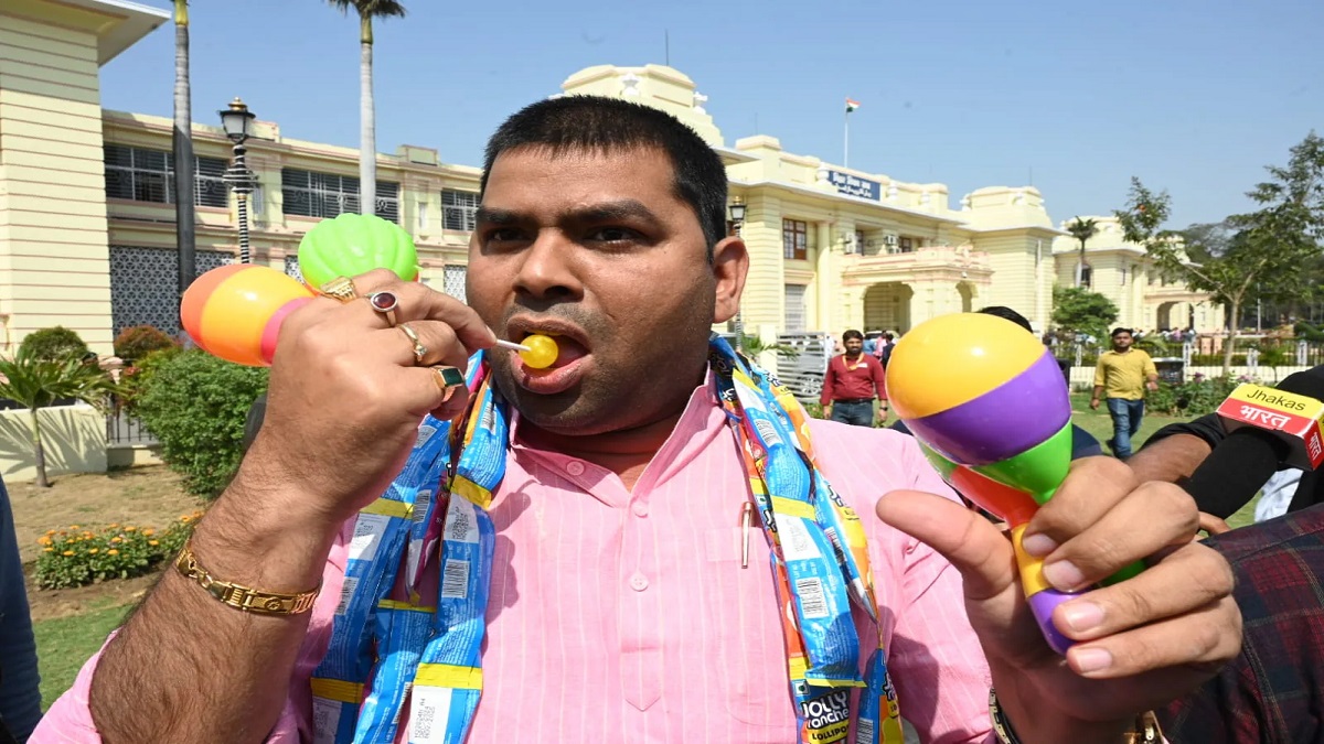 लॉलीपॉप चूसते और झुनझुना बजाते हुए विधानसभा पहुंचे RJD विधायक मुकेश रौशन, वजह जानकर आप भी हो जाएंगे हैरान!