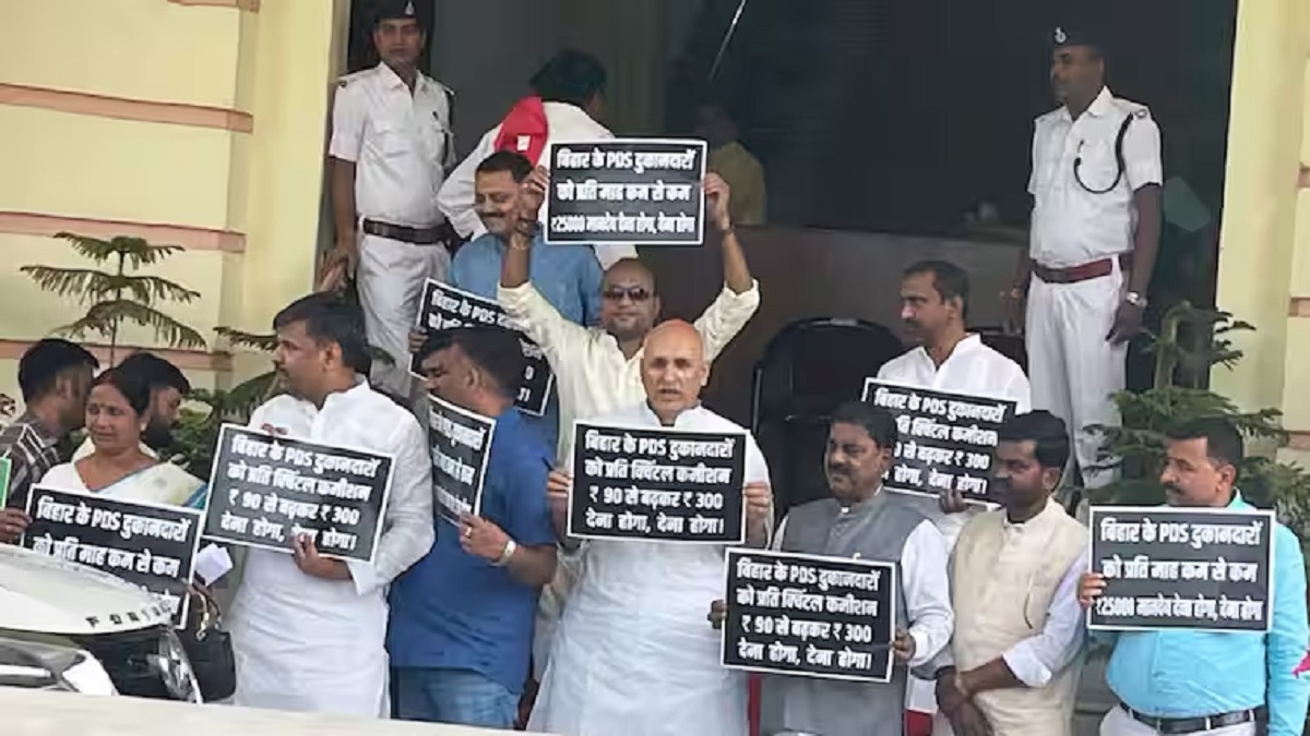 ‘CM नीतीश के बस की बात नहीं’, सदन के बाहर राजद विधायकों का प्रदर्शन, बिहार में राष्ट्रपति शासन लगाने की मांग