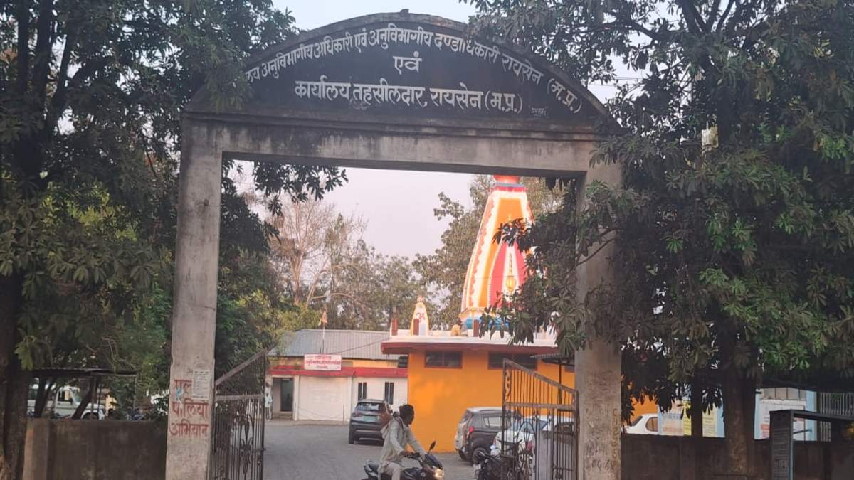 रात गहराते ही कार्यालय में बढ़ने लगती रौनक, पटवारी से लेकर अधिकारियों निपटाते हैं यह मामले, पढ़िए ग्राउंड रिपोर्ट