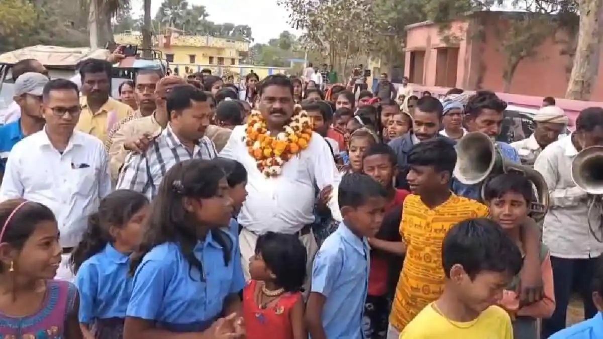 एक विदाई ऐसी भी….शिक्षक के सेवानिवृत्त होने पर छात्रों के साथ भावुक हुआ पूरा गांव, ढोल नगाड़ों के साथ टीचर का फेयरवेल