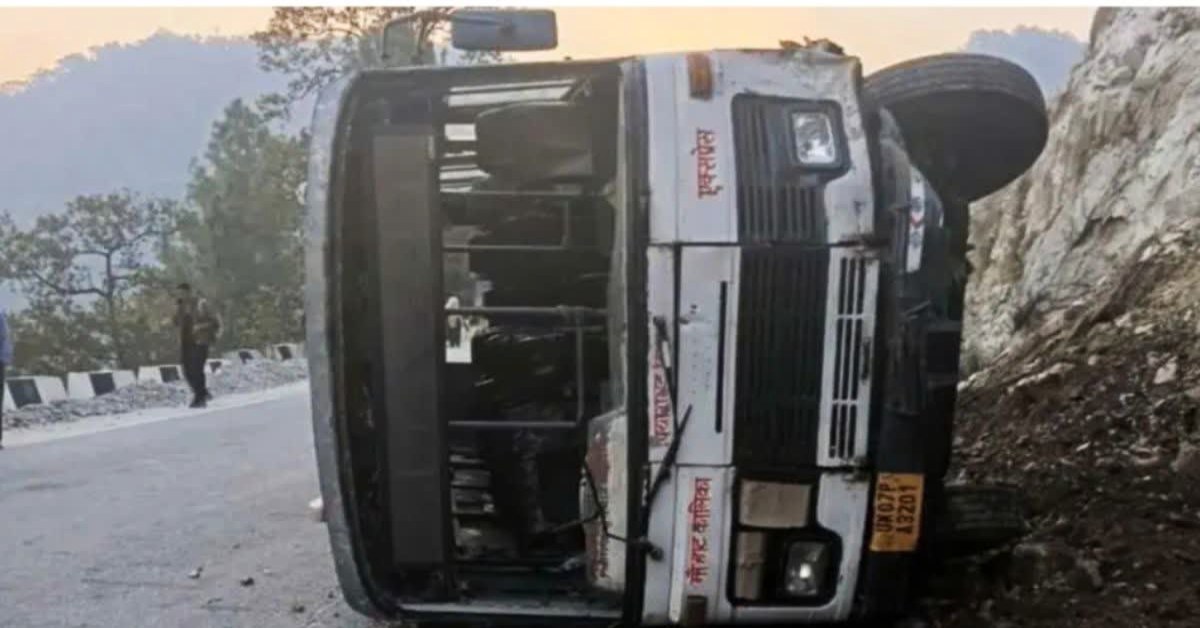 ड्राइवर ने खोया संतुलन, रोडवेज बस अनियंत्रित होकर पलटी, एक साथ 25 लोगों की…