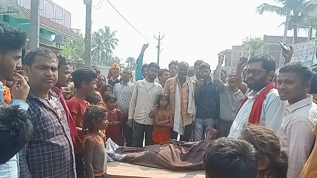 जेल में बंद कैदी की मौत के बाद फूटा ग्रामीणों का गुस्सा, शव को सड़क पर रख आगजनी कर किया विरोध प्रदर्शन, लगा भीषण जाम