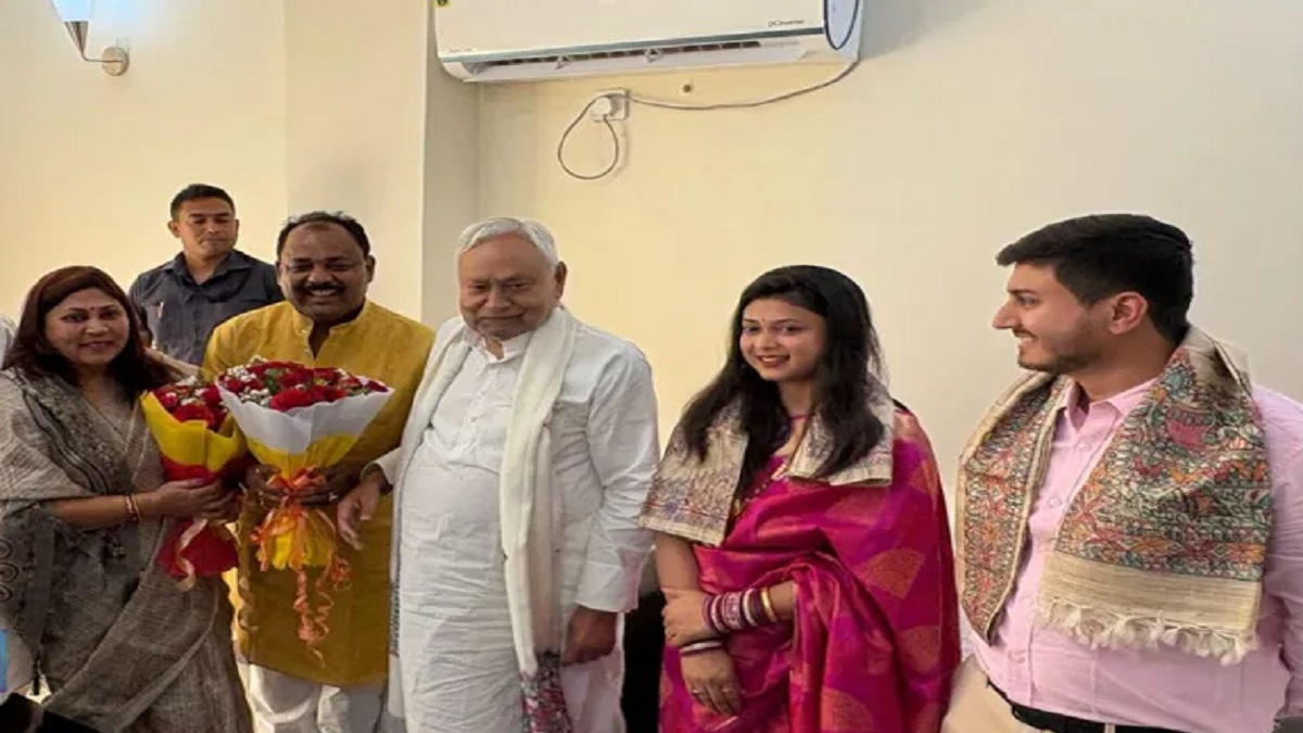 प्रगित यात्रा के कारण शादी में नहीं हो पाए थे शामिल, अब पार्टी विधायक के घर पहुंचकर सीएम नीतीश ने बेटी और दामाद को दिया आशीर्वाद