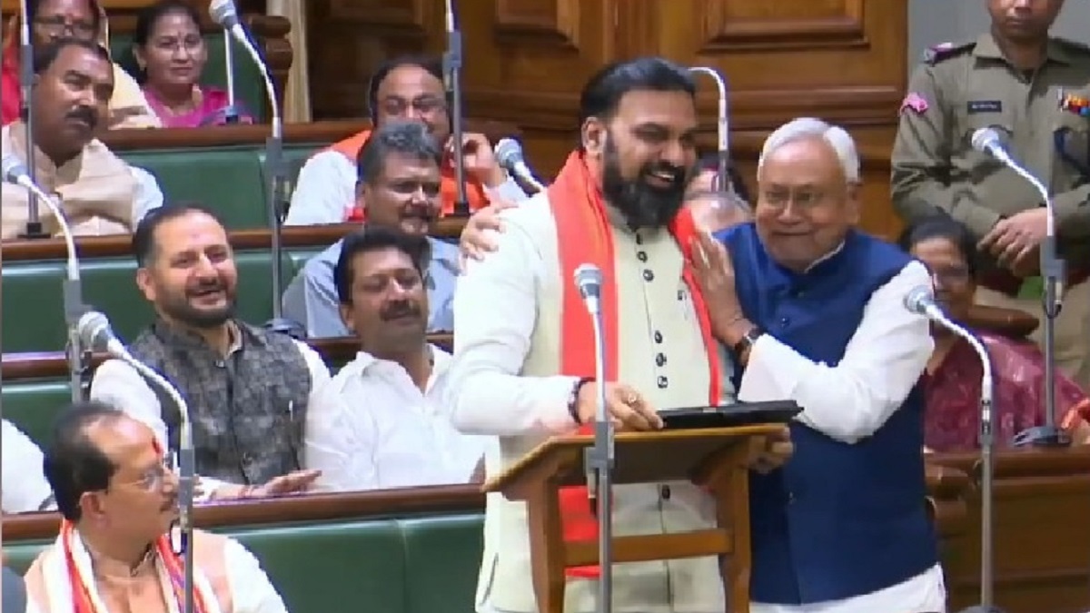 सम्राट चौधरी को बजट पेश करता देख गदगद हुए CM नीतीश, वित्त मंत्री को गले लगाकर थपथपाई पीठ