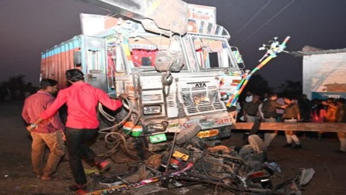सीतामढ़ी में भीषण सड़क हादसा, तेज रफ्तार ट्रक ने ऑटो को रौंदा, एक ही परिवार के 4 लोगों की दर्दनाक मौत