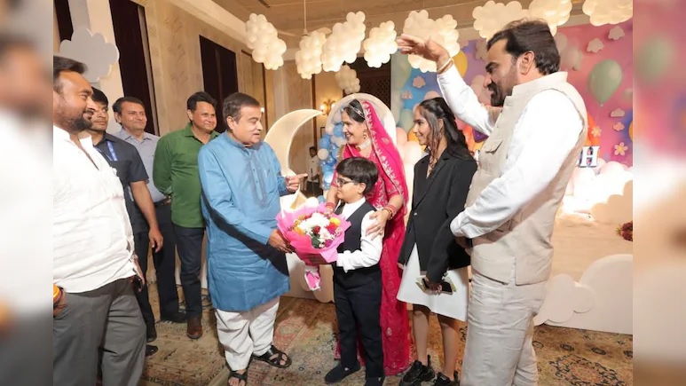 Rajasthan News: सांसद हनुमान बेनीवाल के बेटे को न‍ित‍िन गडकरी की सलाह, ‘बेटा बड़े होकर नेता मत बनना’ 