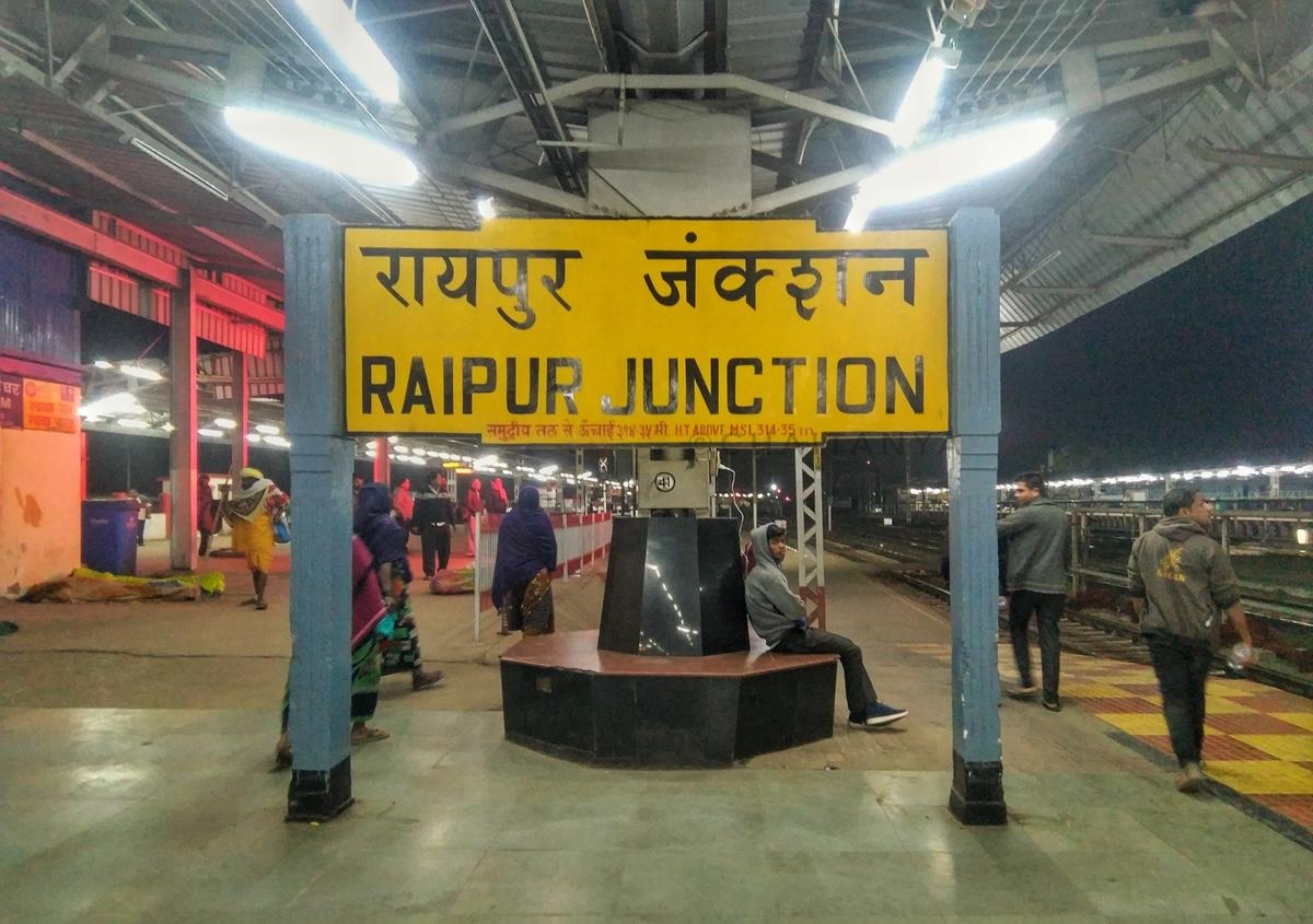 Sr Dcm आप भी देखें रायपुर रेलवे स्टेशन में कैसे हो रही अवैध वसूली… 50-50 रुपए में बेची जा रही 40 की कोल्ड्रिंक, 25 का अमूल कूल 30 पर… कौन करेगा कार्रवाई ?