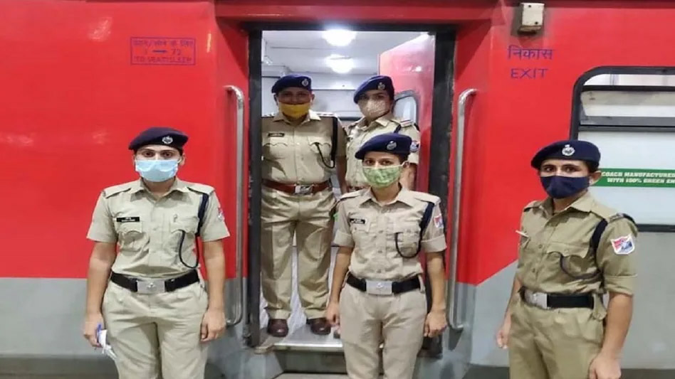 रेलवे की नई कवायद, महिला RPF कर्मियों को चुनौतियों से निपटने के लिए देंगे मिर्च स्प्रे