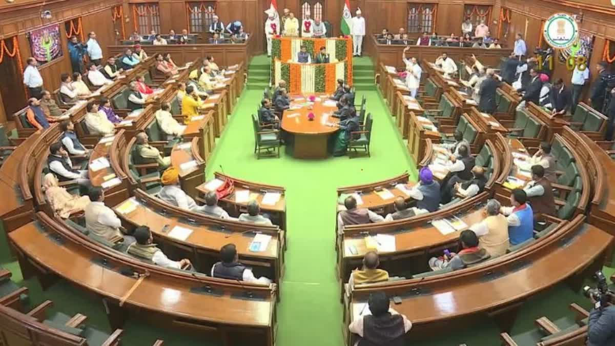 दिल्ली विधानसभा में AAP-BJP विधायकों के बीच भारी बवाल, कुलवंत सिंह बोले- तू है कौन.. कल का आया बच्चा…