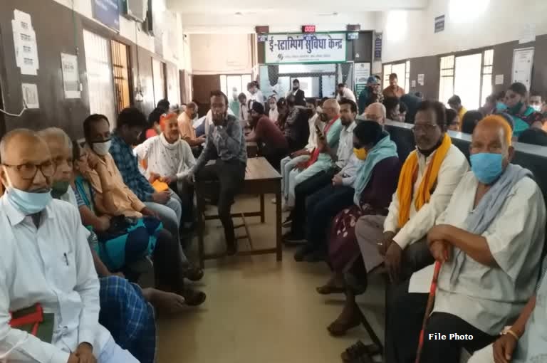 CG News: रजिस्ट्री दफ्तर में सर्वर फेल… जमीन मालिकों को लग रहे अतिरिक्त चार्ज… जिम्मेदार कौन ?