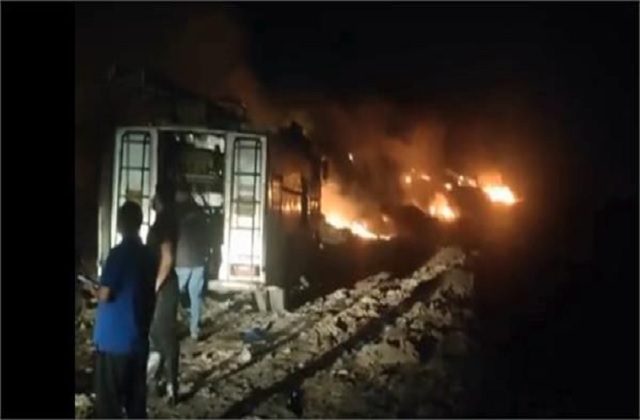 कूड़ा में लगी भीषण आग, आग बुझाने 30 से अधिक गाड़ियां पहुंची