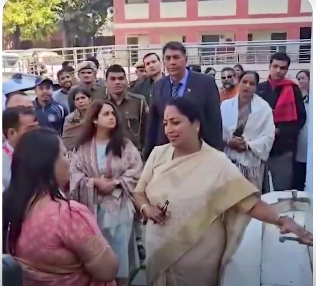 फुल ऐक्शन मोड में दिल्ली CM रेखा गुप्ता, अब अचानक स्कूल में छापा मार लगा दी मैडम की क्लास