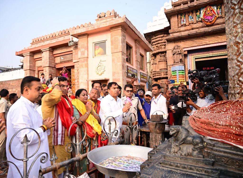 CM रेखा गुप्ता ने मंत्री प्रवेश वर्मा और सांसद संबित पात्रा के साथ जगन्नाथ मंदिर में किए दर्शन, देश की प्रगति के लिए मांगा आशीर्वाद