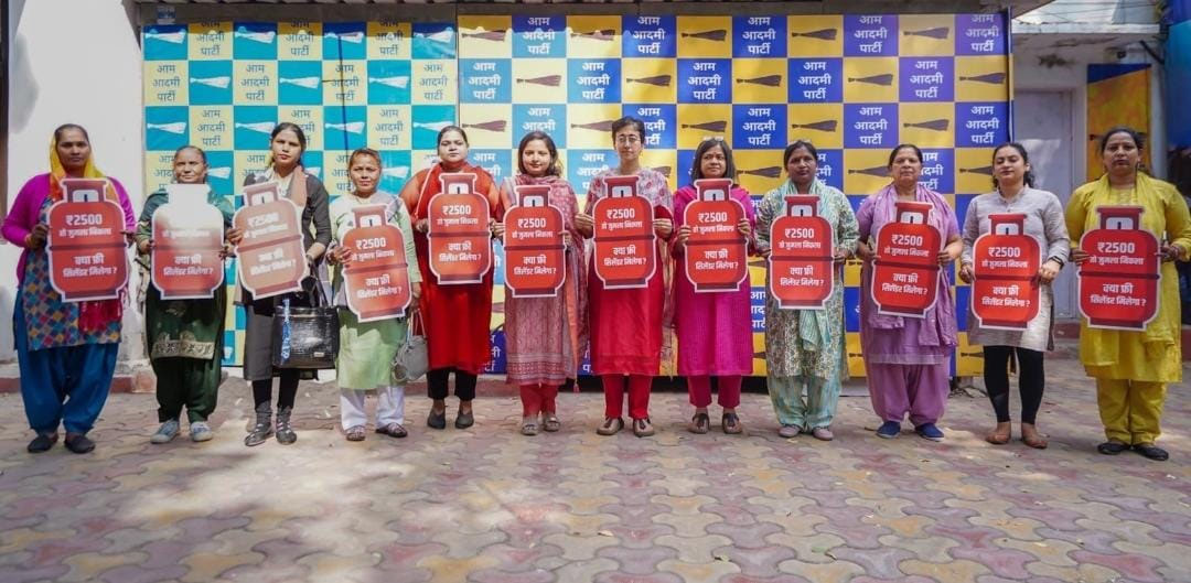 AAP ने भाजपा को 2500 के बाद होली पर मुफ्त सिलेंडर का वादा दिलाया याद; दिल्ली की महिलाएं फिर इंतजार कर रहीं