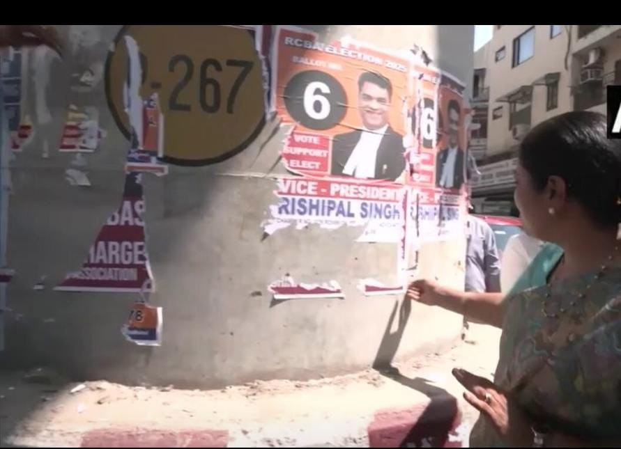 Delhi: CM रेखा गप्ता ने मेट्रो पिलर पर लगे पोस्टर-होर्डिंग हटाने के दिए निर्देश, जनता से की अपील,’दिल्ली को गंदा न करें’
