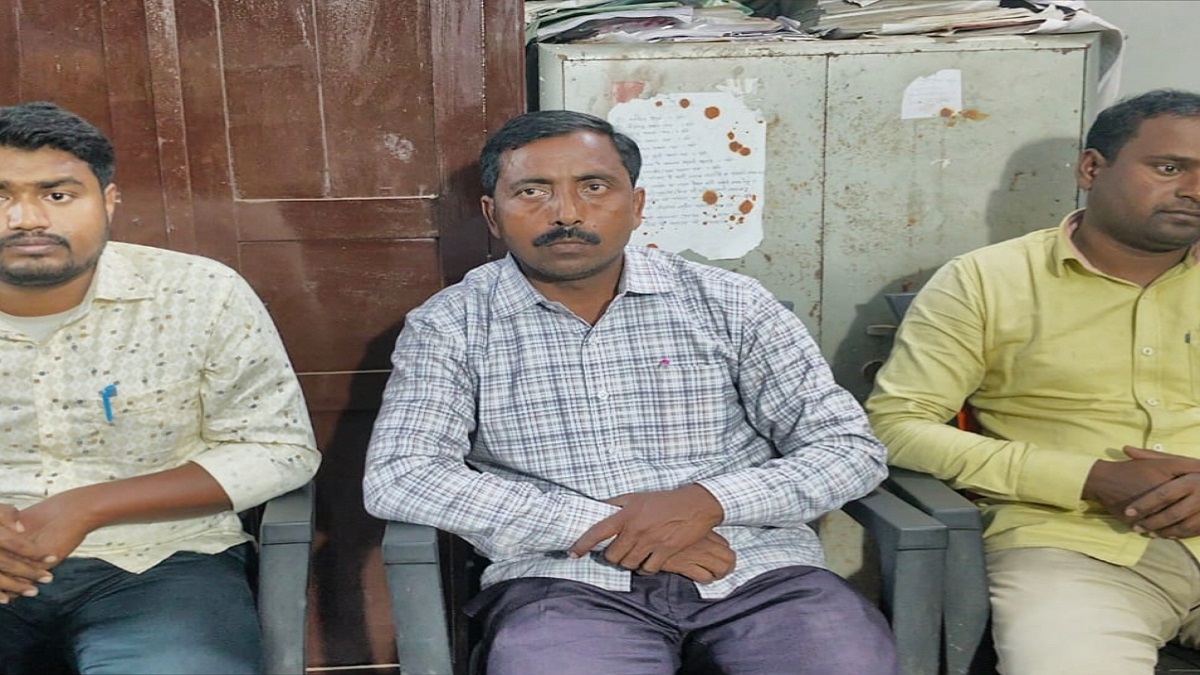 OMG! यूपी से आकर बिहार में बनने चले थे गुरु जी, अब खानी पड़ेगी जेल की हवा, पुलिस ने 3 शिक्षकों को किया गिरफ्तार, एक मौके से फरार