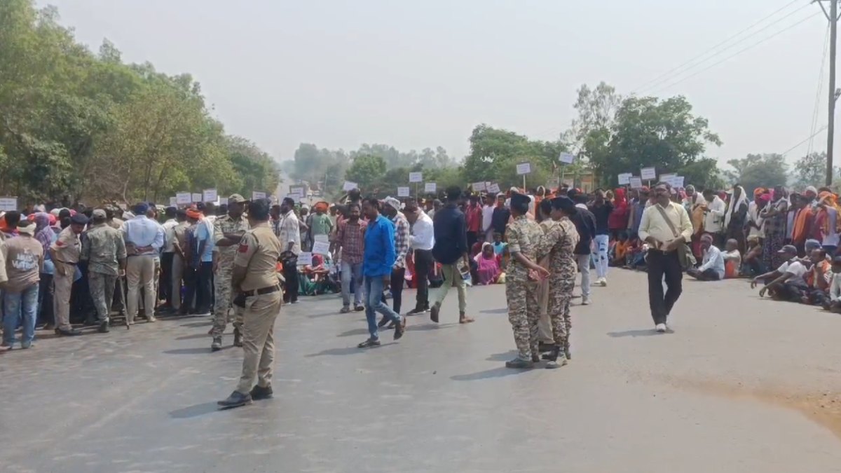 बस्तर में पानी के लिए संघर्ष: पानी की कमी के चलते किसानों ने किया चक्का जाम, NH पर घंटो रहा आवागमन बाधित