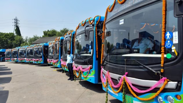 दिल्ली को अगले महीने मिलेंगी 1200 ई-बसें, सड़कों से हटेंगी 5000 बसें
