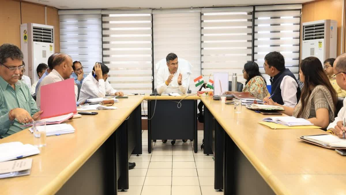 Delhi: गर्मी में जल संकट से निपटने के लिए एक्शन में दिल्ली के जल मंत्री प्रवेश वर्मा ने अफसरों के साथ बनाई कार्य योजना