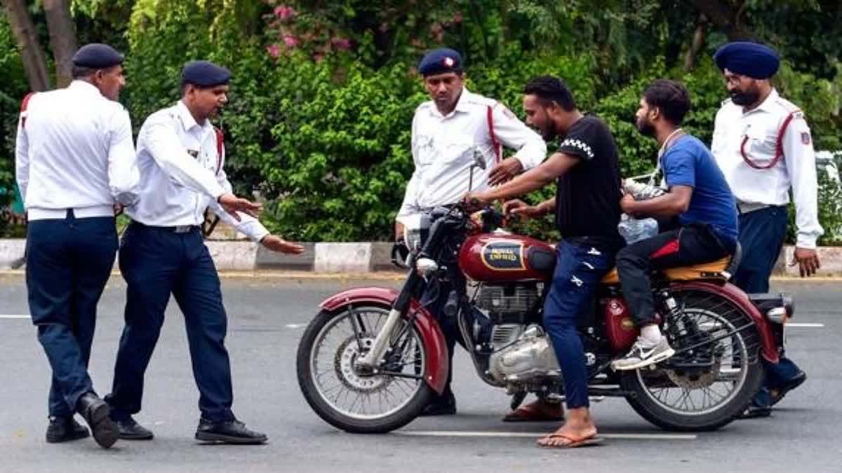 दिल्ली की सड़कों पर अब बिना हेलमेट वाहन चलाने वाले सावधान, सख्त ऐक्शन लेगी पुलिस; लाइसेंस तक होगा कैंसिल