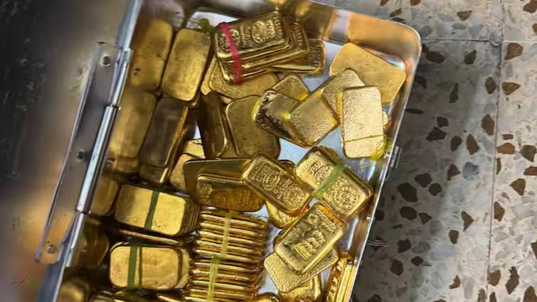 अहमदाबाद के बंद फ्लैट में मिला 100 किलो सोना और नकदी, छापेमारी में DRI और ATS टीम के उड़े होश