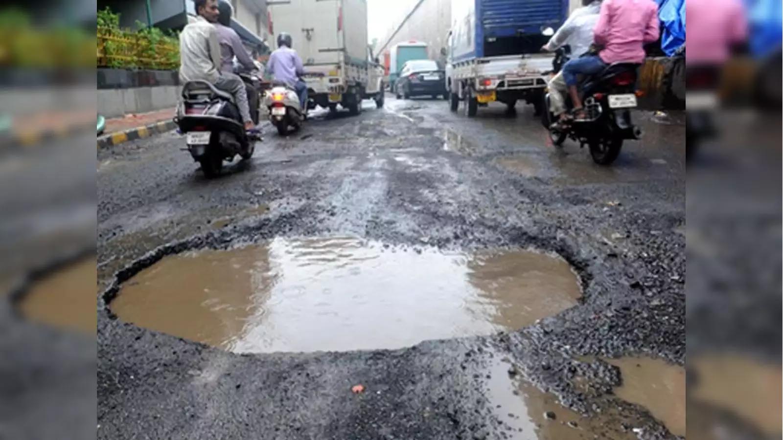 दिल्ली में सड़क के गड्ढे ने ली बाइकर की जान, PWD और DMRC ने झाड़ा पल्ला; कहा- हमारे अधिकार में नहीं आती रोड