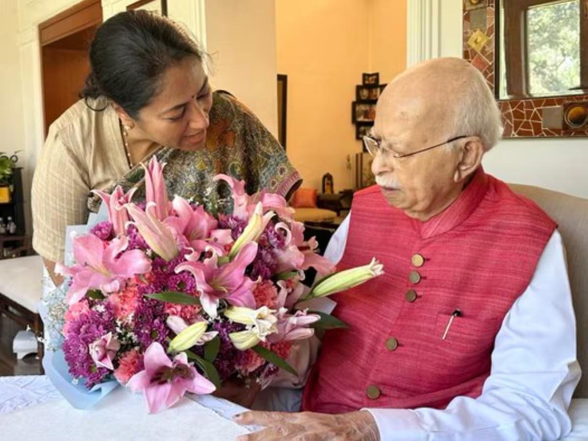 CM बनने के बाद पहली बार लालकृष्ण आडवाणी से मिलीं रेखा गुप्ता, मिलकर लिया आशीर्वाद, जानिए क्या हुई बात?