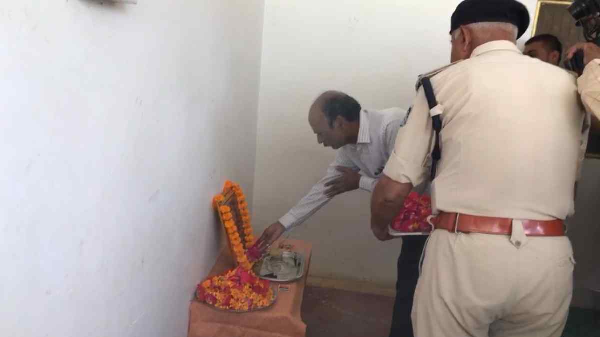 Mauganj ASI Death: दंगे में शहीद हुए ASI के परिजनों से मिले डीजीपी कैलाश मकवाना, श्रद्धांजलि अर्पित कर फरार आरोपियों को जल्द पकड़ने की कही बात