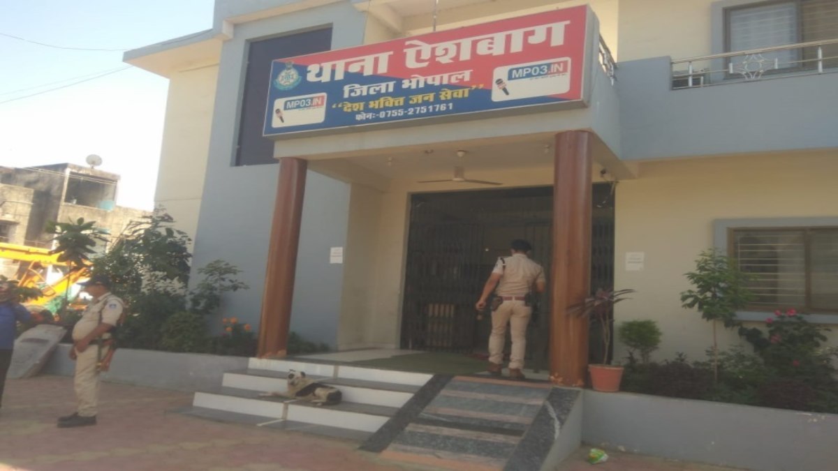 पहली बार पुलिसकर्मी के घर पर पुलिस अधिकारियों का छापा: कॉल सेंटर मामले में लाइन अटैच हुए ASI के मकान पर दी दबिश, 15 लाख, लैपटॉप और प्रिंटर बरामद