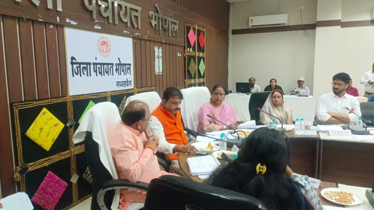 अफसरों के नहीं आने से भोपाल सांसद ने छोड़ी मीटिंग: निगम कमिश्नर पर भड़के आलोक शर्मा, अधिकारी ने नहीं उठाया किसी भी जनप्रतिनिधि का फोन  