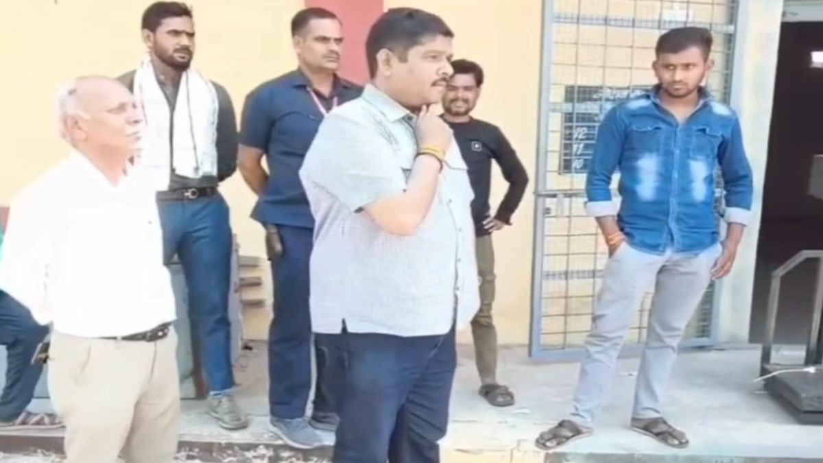 बीजेपी विधायक ने दिखाए तीखे तेवर: गेहूं उपार्जन केंद्र पर कर्मचारियों को लगाई फटकार, किसानों से कर रहे थे बदसलूकी 