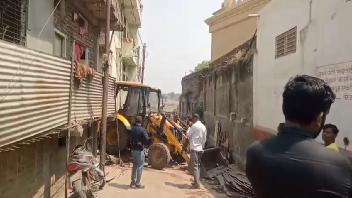 बड़ा हादसा: मकान की दीवार गिरने से तीन मजदूर मलबे में दबे, एक की मौत, दो को रेस्क्यू कर निकाला बाहर