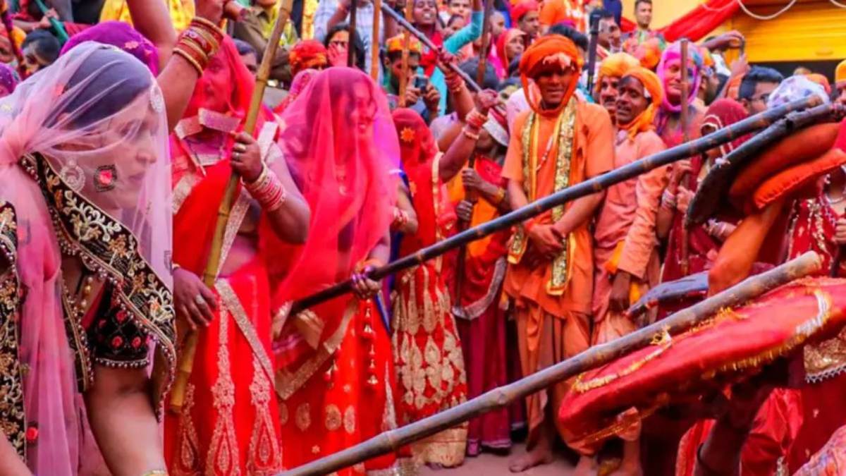Barsana Lathmar Holi 2025: लट्ठमार होली में महिलाएं पुरुषों को आखिर सच में पीटती हैं ? देखें Video