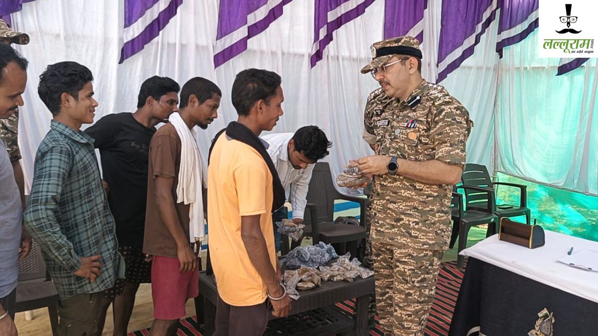 CRPF 74 बटालियन ने जैविक खेती व जल संरक्षण के प्रति ग्रामीणों को किया जागरूक, फसल के लिए बीजों का किया वितरण