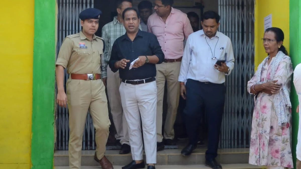 कलेक्टर गौरव कुमार सिंह ने ग्रामीण पीएम आवास और उपस्वास्थ्य केंद्र का किया औचक निरीक्षण, व्यवस्थाओं में सुधार के दिए निर्देश