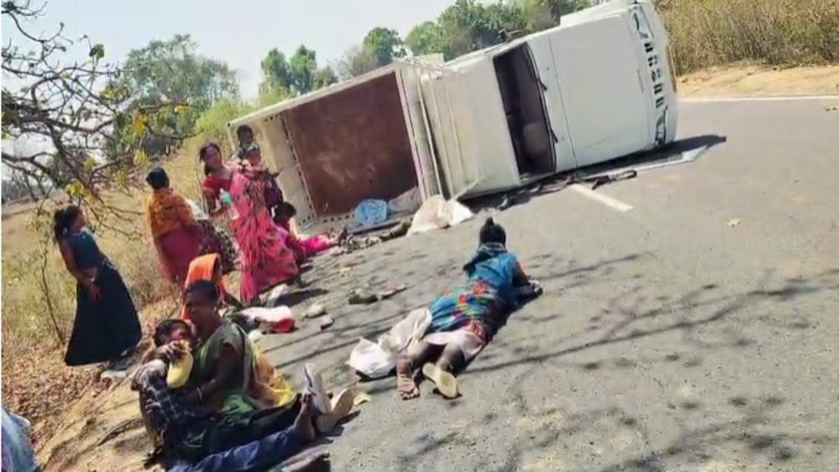 जशपुर हादसा अपडेट : प्रदीप मिश्रा की कथा सुनने जा रहे श्रद्धालुओं से भरी पिकअप पलटी, एक युवक की मौत, चार की हालत गंभीर