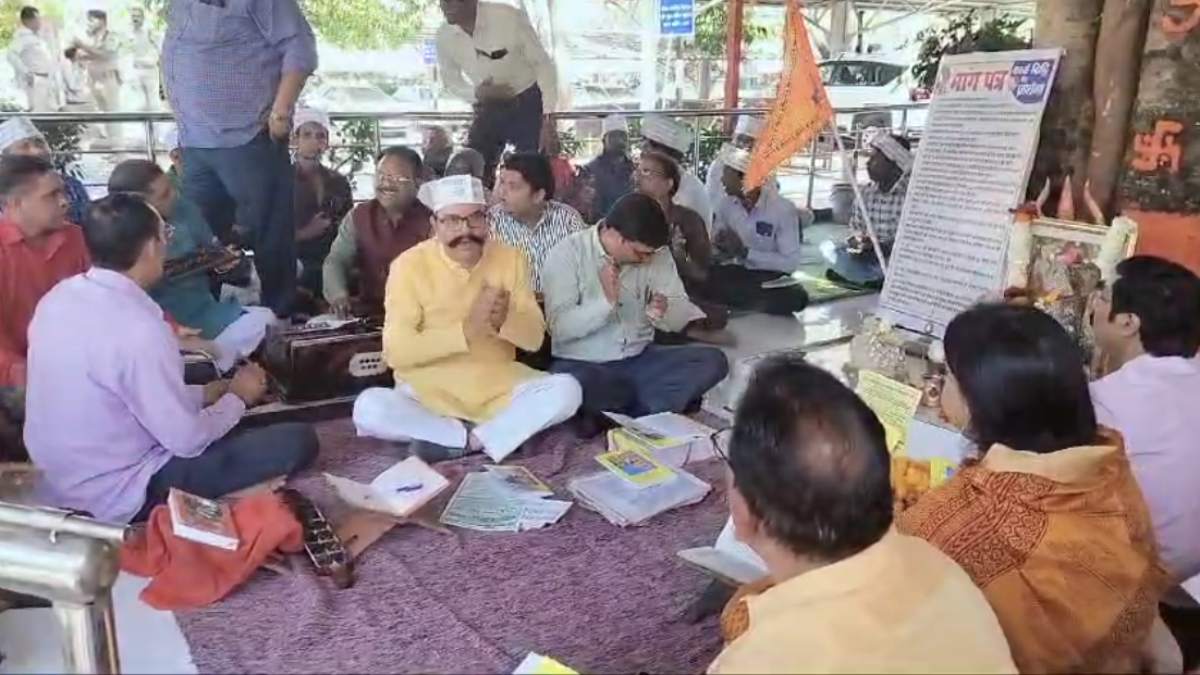 मंत्रालय के अंदर हनुमान चालीसा: कर्मचारियों ने अपनी मांगों को लेकर खोला मोर्चा, सुंदरकांड का पाठ कर जताया विरोध