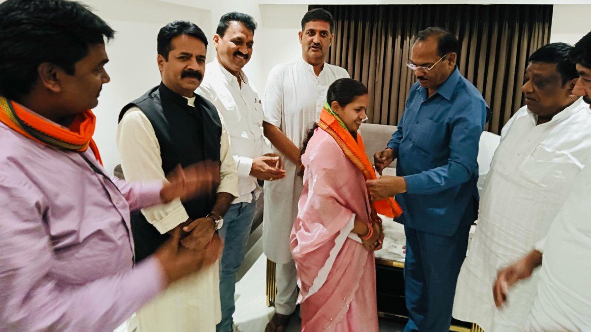 जिला पंचायत अध्यक्ष चुनाव से पहले कांग्रेस को बड़ा झटका, चुनाव प्रभारी छगन मुंदड़ा की मौजूदगी में उर्मिला रविन्द्र यादव ने किया भाजपा प्रवेश