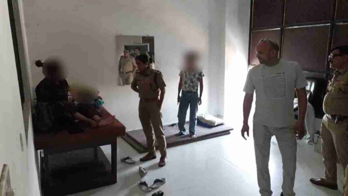 3 युवती और 1 युवक… स्पा सेंटर में पुलिस की रेड, नजारा देख खाकी भी हुई पानी-पानी