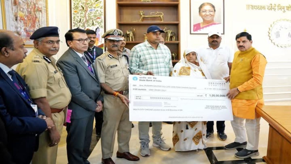 मऊगंज घटना मे शहीद हुए ASI के परिवार से मिले CM डॉ मोहन, सौंपा 1 करोड़ रुपए की आर्थिक सहायता का चेक  