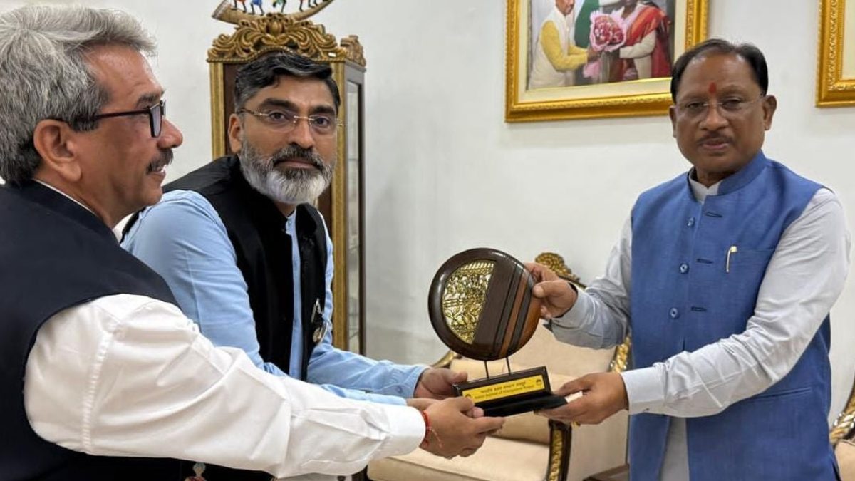 CM विष्णुदेव साय से IIM Raipur के निदेशक रामकुमार काकानी ने की मुलाकात, पब्लिक लीडरशिप प्रोग्राम में शामिल होने के लिए किया आमंत्रित
