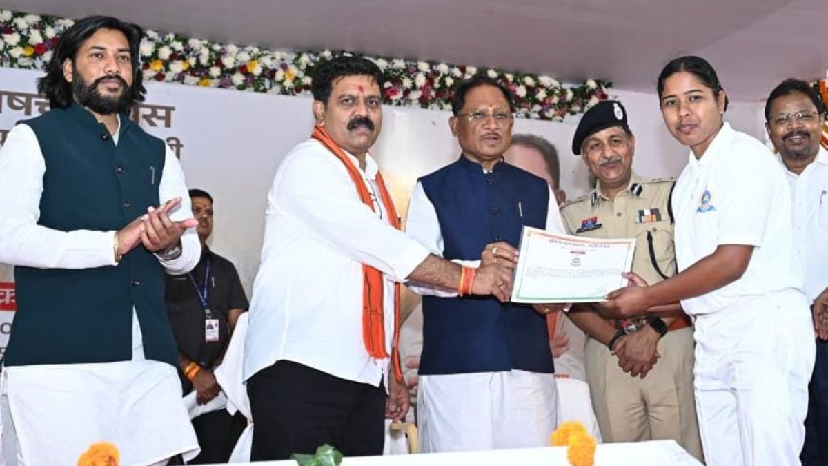 मुख्यमंत्री साय ने उप निरीक्षक संवर्ग में चयनित 840 अभ्यर्थियों को सौंपा नियुक्ति पत्र, कहा- पुलिस केवल कानून-व्यवस्था का नहीं, बल्कि जनता के विश्वास और सुरक्षा का भी प्रतीक 