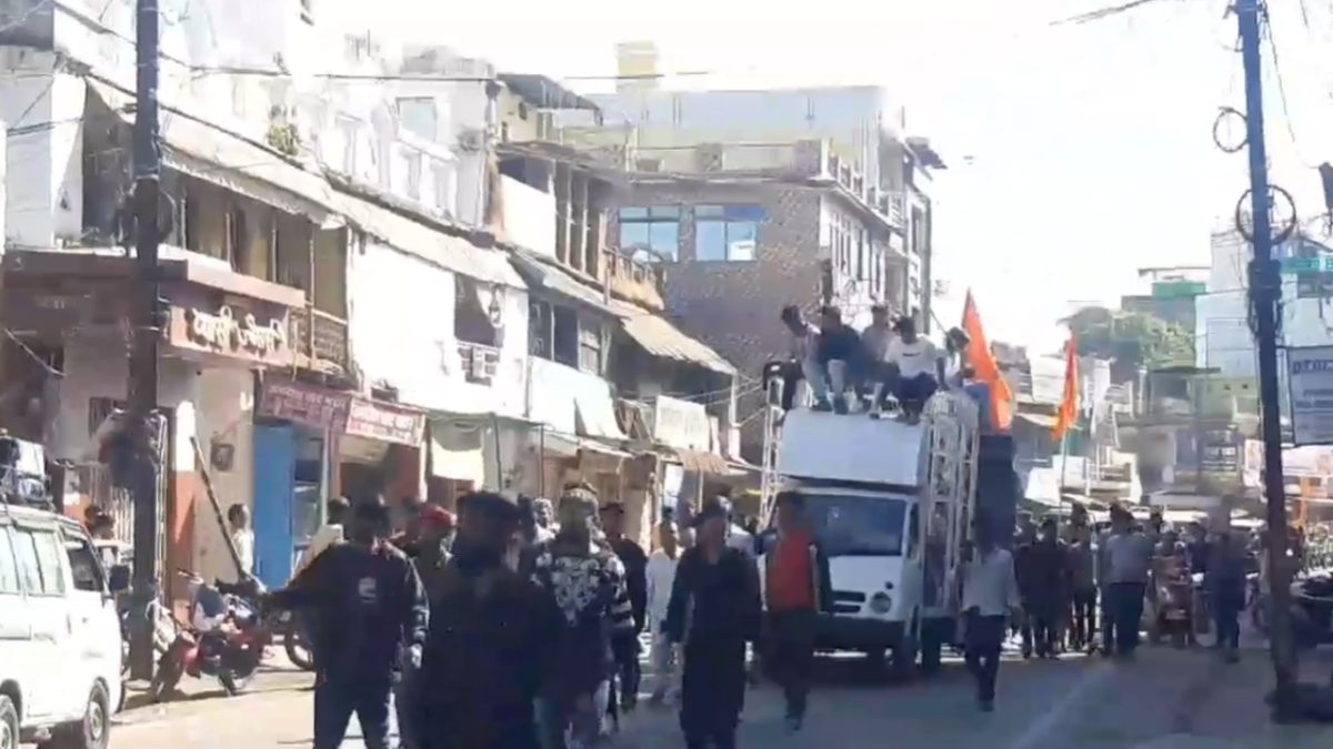दमोह में गौ हत्या का मामला: हिंदू संगठनों का सड़क पर प्रदर्शन, बंद का किया ऐलान