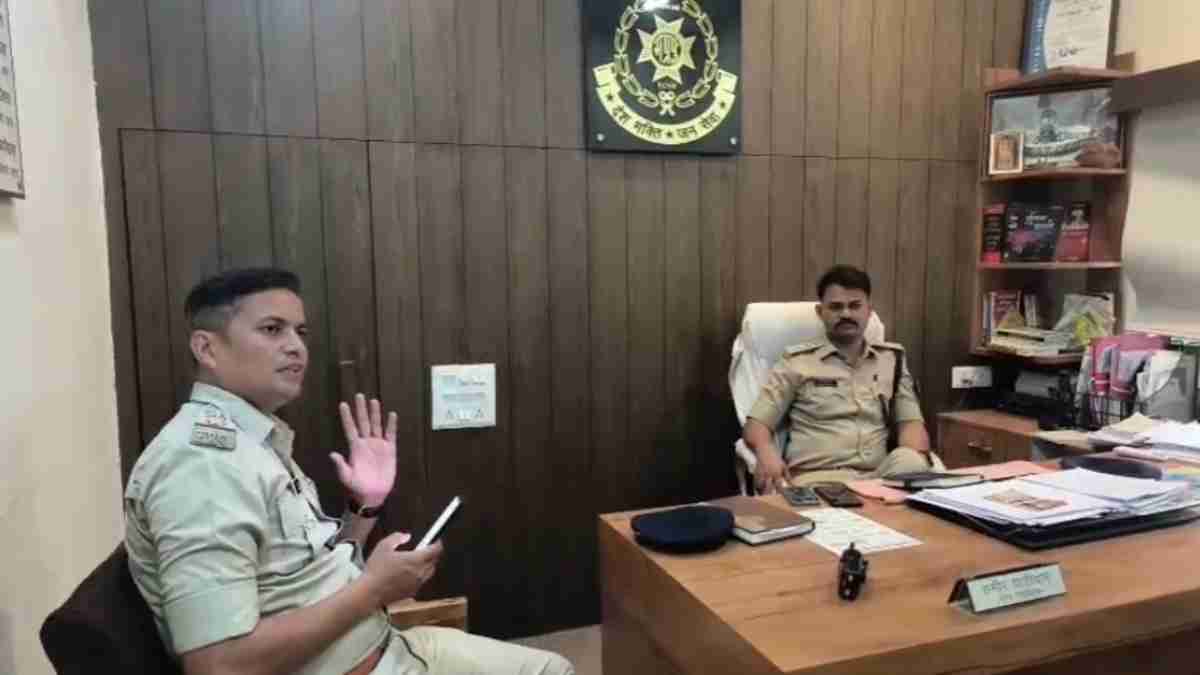 खाते में अचानक आए 1 करोड़ रुपए, बैंक वालों ने बुला ली पुलिस, अकाउंट चेक करते ही हैरान रह गए सभी  