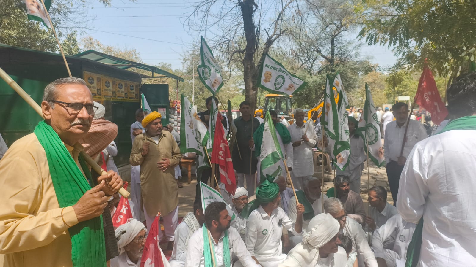 संयुक्त किसान मोर्चा का सड़कों पर उतरकर जोरदार विरोध प्रदर्शन
